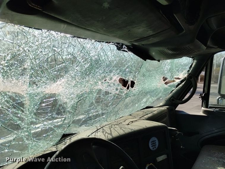 image for item DK8860 2003 International 8600  semi truck