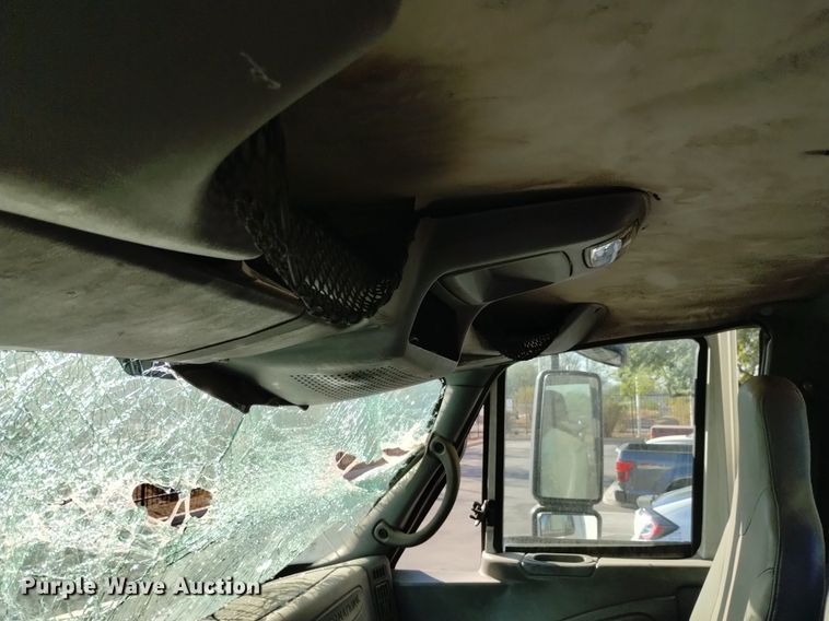 image for item DK8860 2003 International 8600  semi truck