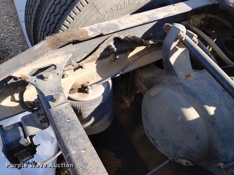 image for item DK8860 2003 International 8600  semi truck