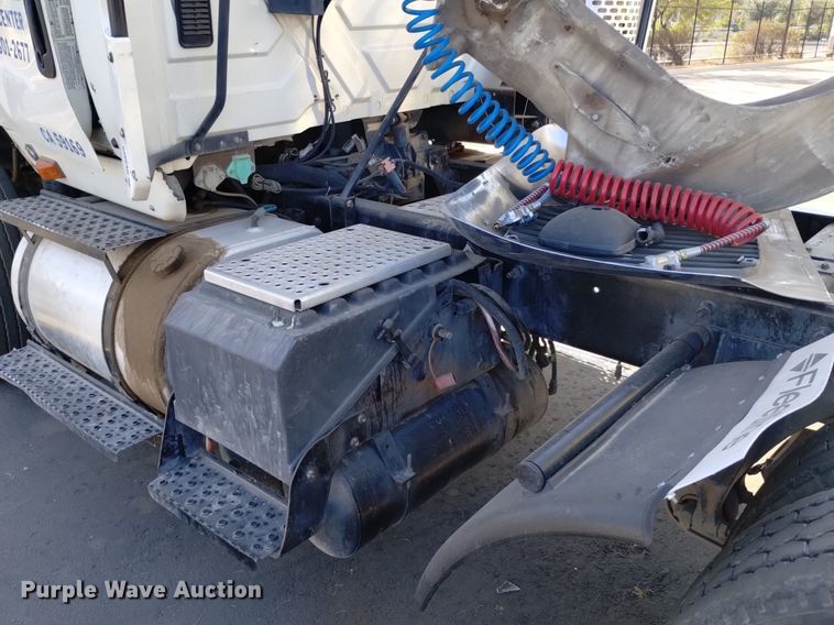 image for item DK8860 2003 International 8600  semi truck