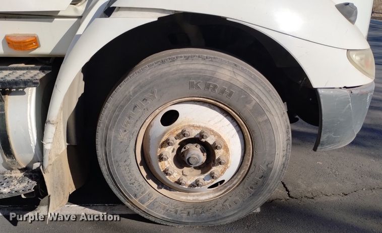 image for item DK8860 2003 International 8600  semi truck