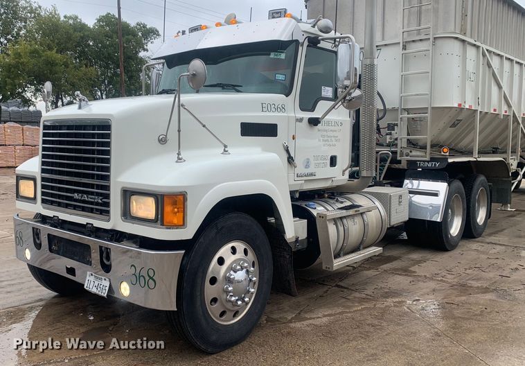 image for item DP8727 2013 Mack CHU613  semi truck