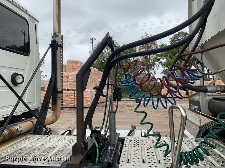 image for item DP8727 2013 Mack CHU613  semi truck