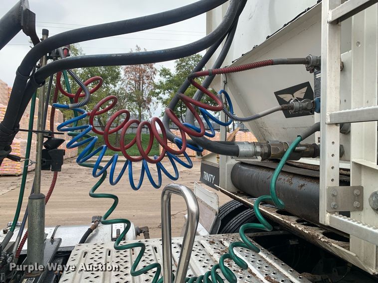 image for item DP8727 2013 Mack CHU613  semi truck