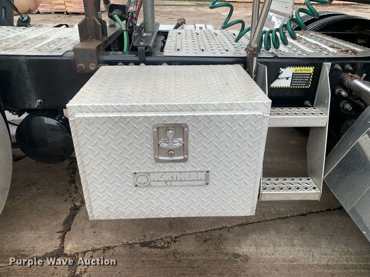 image for item DP8727 2013 Mack CHU613  semi truck