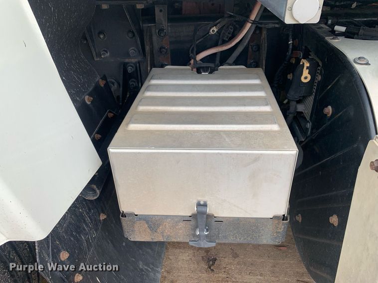 image for item DP8727 2013 Mack CHU613  semi truck