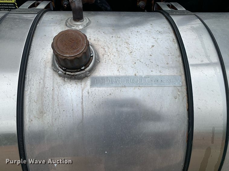 image for item DP8727 2013 Mack CHU613  semi truck