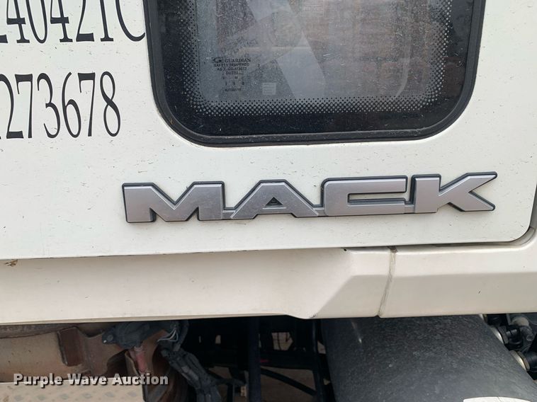 image for item DP8727 2013 Mack CHU613  semi truck