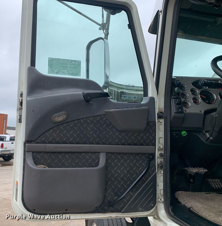 image for item DP8727 2013 Mack CHU613  semi truck