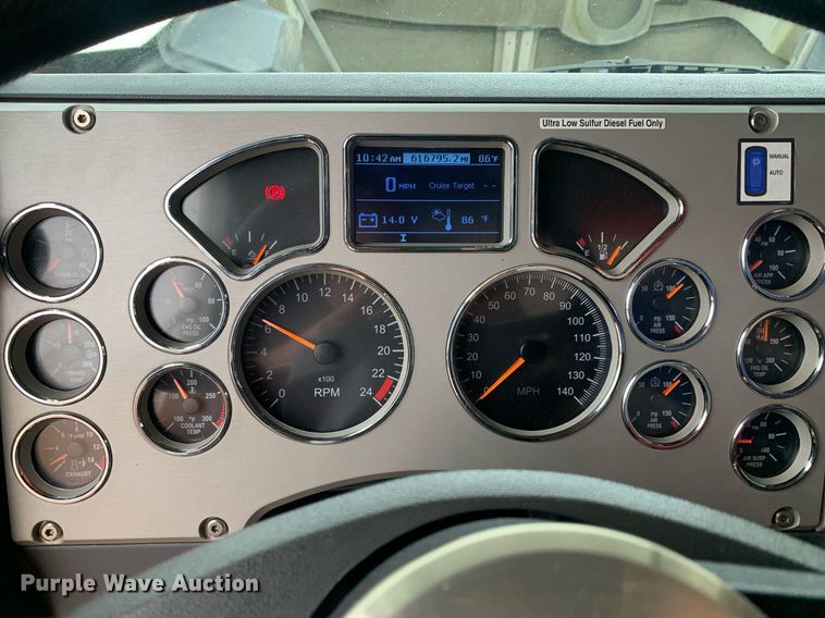 image for item DP8727 2013 Mack CHU613  semi truck