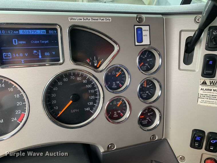 image for item DP8727 2013 Mack CHU613  semi truck