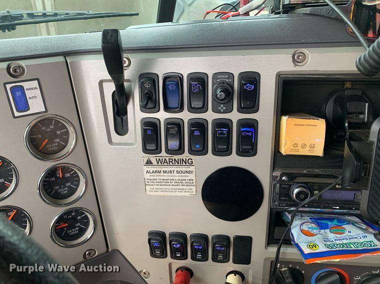 image for item DP8727 2013 Mack CHU613  semi truck