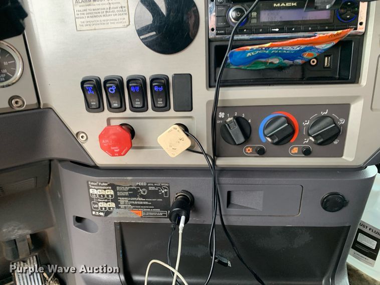 image for item DP8727 2013 Mack CHU613  semi truck