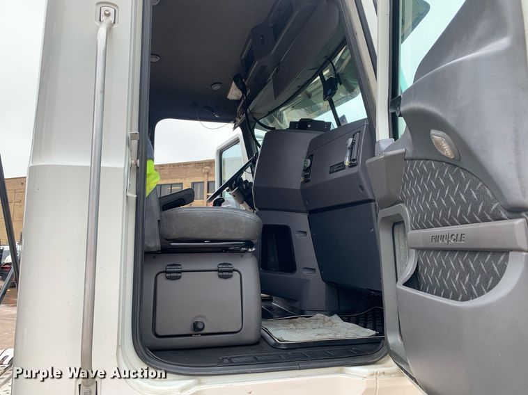 image for item DP8727 2013 Mack CHU613  semi truck