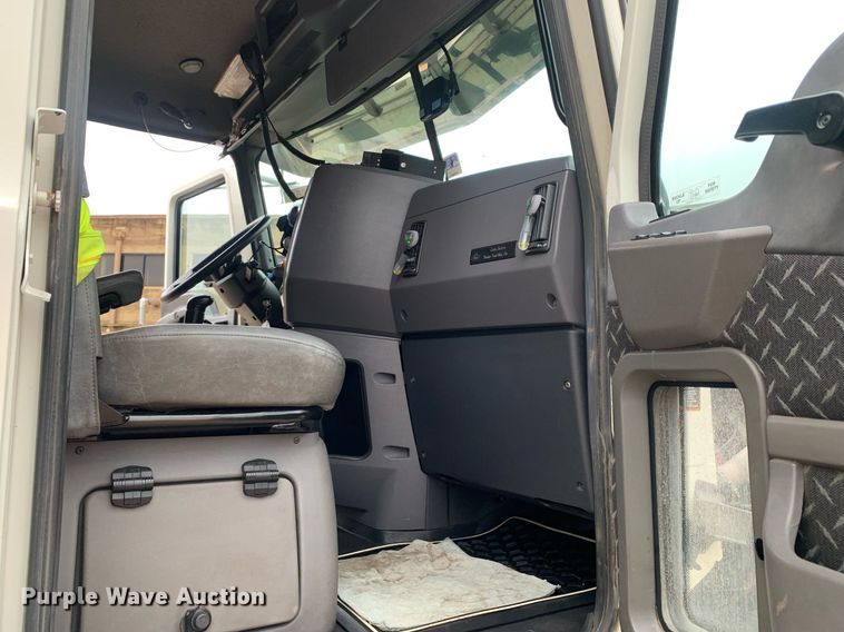 image for item DP8727 2013 Mack CHU613  semi truck