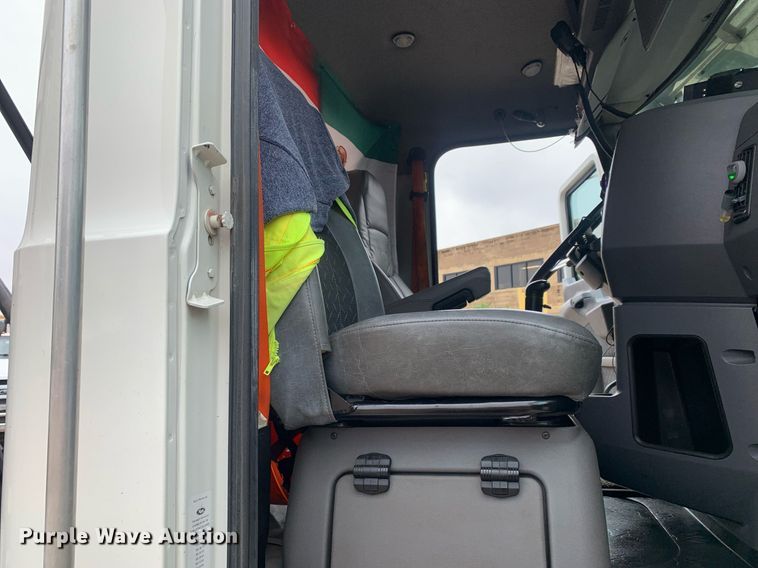 image for item DP8727 2013 Mack CHU613  semi truck