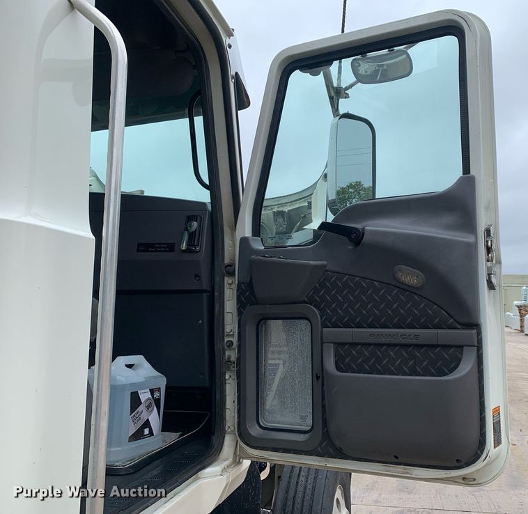 image for item DP8727 2013 Mack CHU613  semi truck