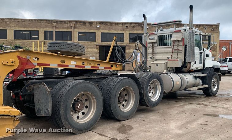 image for item DP8728 2007 Mack CL733  semi truck