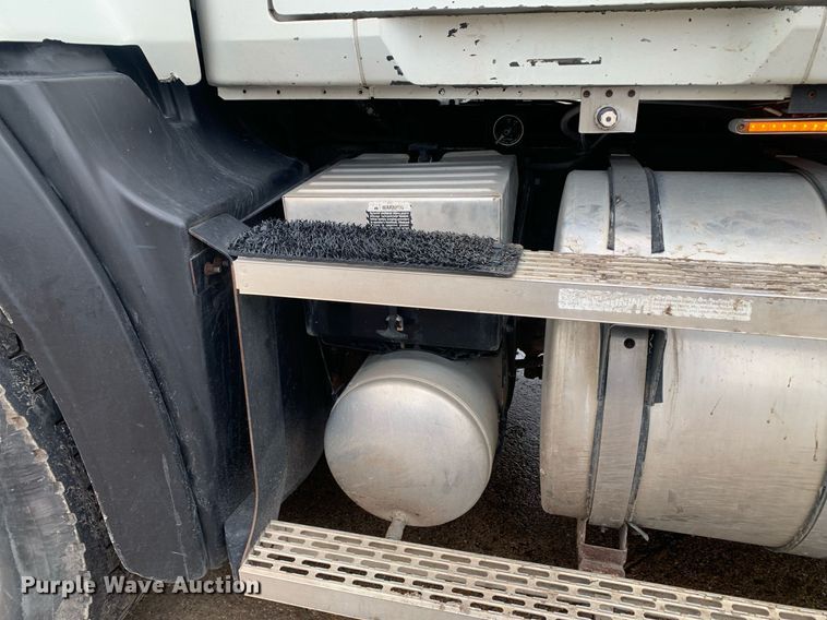 image for item DP8728 2007 Mack CL733  semi truck