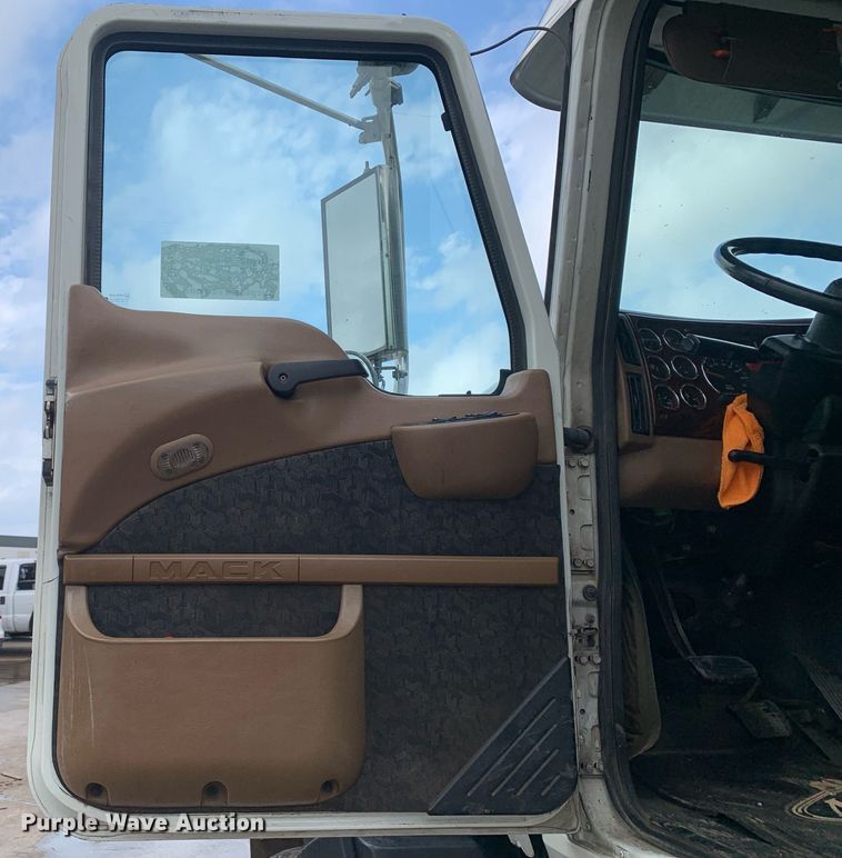 image for item DP8728 2007 Mack CL733  semi truck