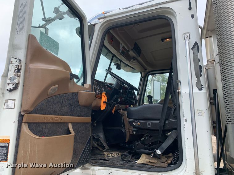 image for item DP8728 2007 Mack CL733  semi truck