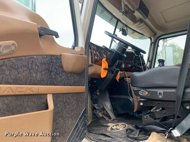 image for item DP8728 2007 Mack CL733  semi truck