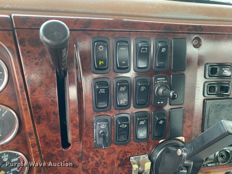 image for item DP8728 2007 Mack CL733  semi truck