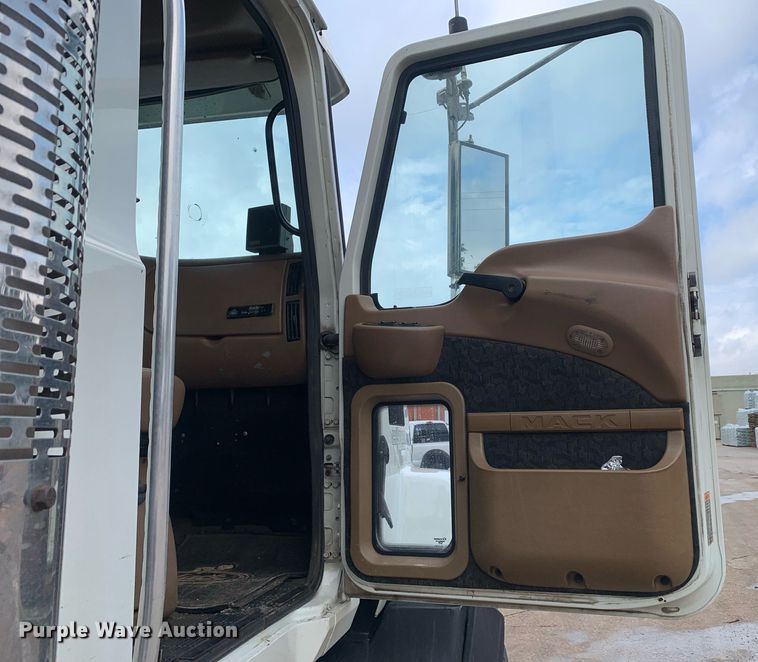 image for item DP8728 2007 Mack CL733  semi truck