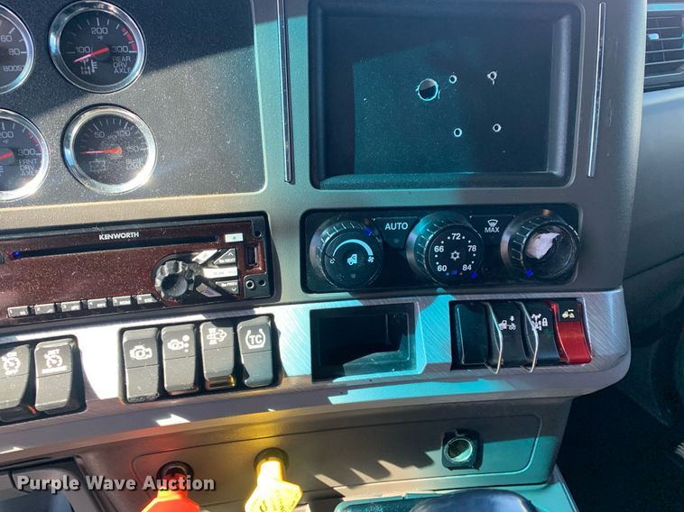 image for item DP8736 2016 Kenworth T680  semi truck