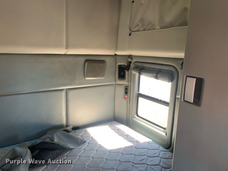 image for item DP8736 2016 Kenworth T680  semi truck