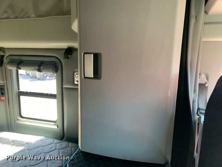 image for item DP8736 2016 Kenworth T680  semi truck