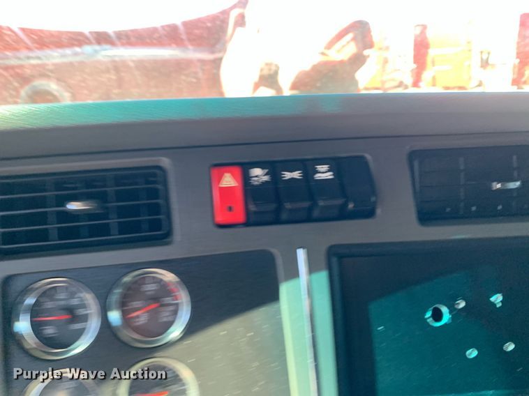 image for item DP8736 2016 Kenworth T680  semi truck