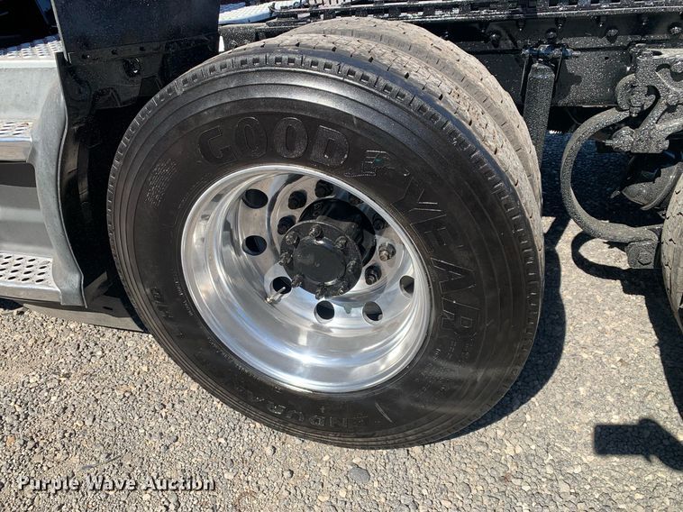 image for item DP8736 2016 Kenworth T680  semi truck