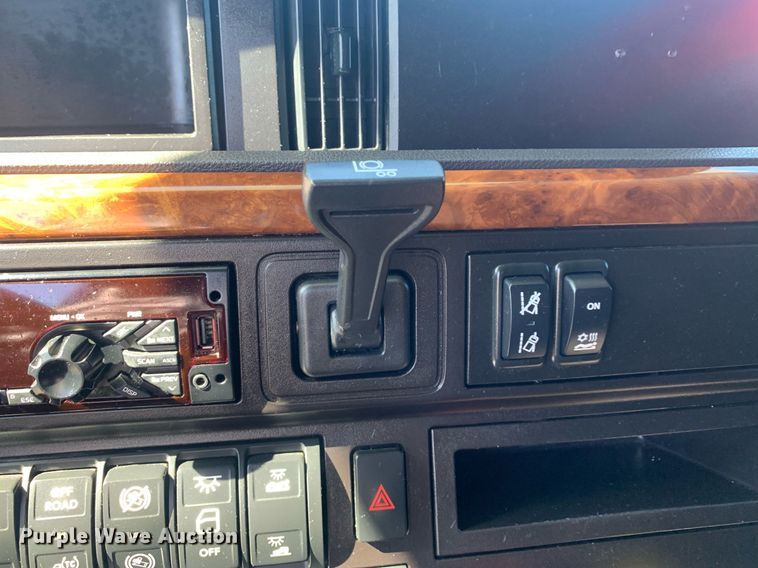 image for item DP8737 2020 International LT625  semi truck