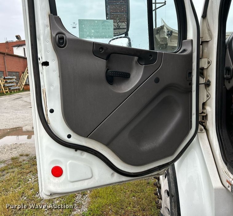 image for item DQ0938 2013 Freightliner Business Class M2  flatbed truck