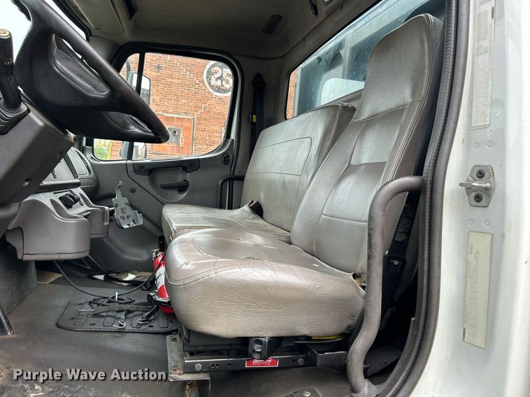 image for item DQ0938 2013 Freightliner Business Class M2  flatbed truck