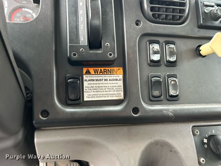 image for item DQ0938 2013 Freightliner Business Class M2  flatbed truck