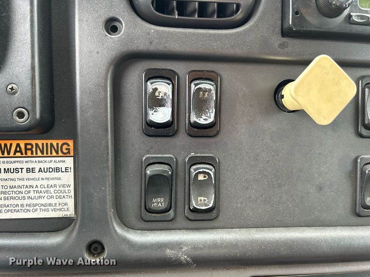 image for item DQ0938 2013 Freightliner Business Class M2  flatbed truck