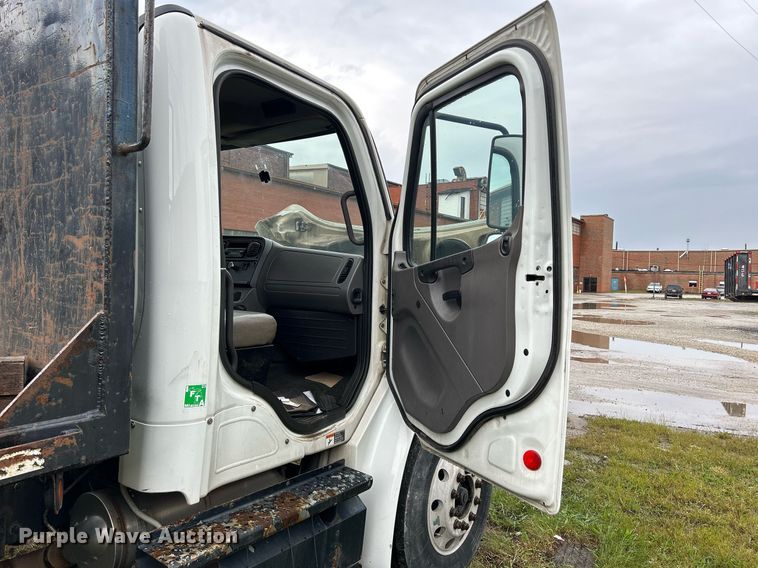 image for item DQ0938 2013 Freightliner Business Class M2  flatbed truck