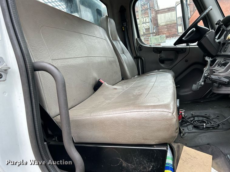 image for item DQ0938 2013 Freightliner Business Class M2  flatbed truck