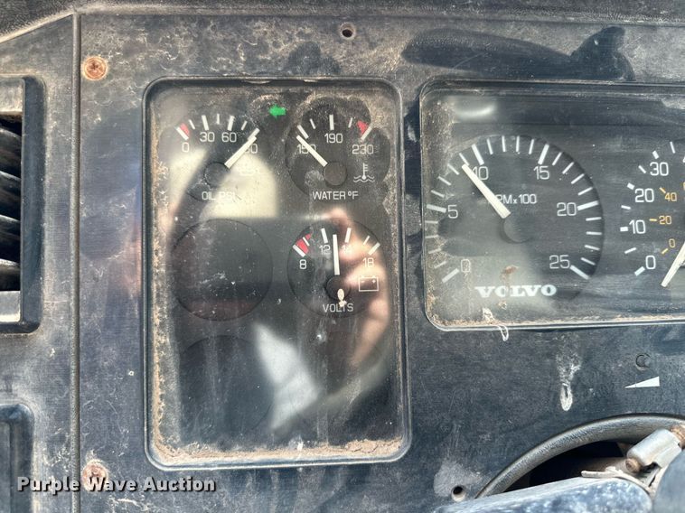 image for item DQ1478 1997 Volvo WCA  semi truck