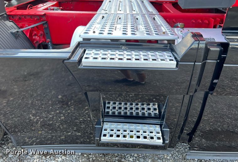 image for item DQ2223 2019 Volvo VN Series  semi truck