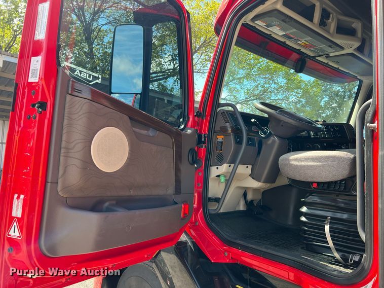 image for item DQ2223 2019 Volvo VN Series  semi truck