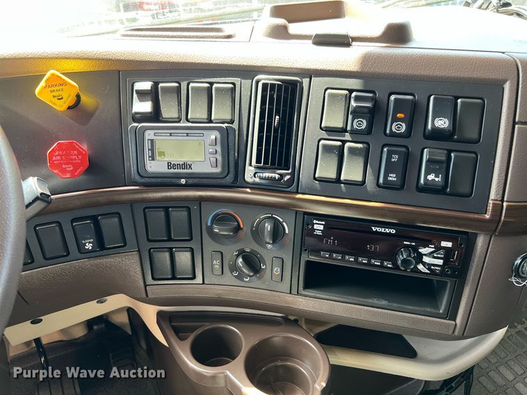 image for item DQ2223 2019 Volvo VN Series  semi truck