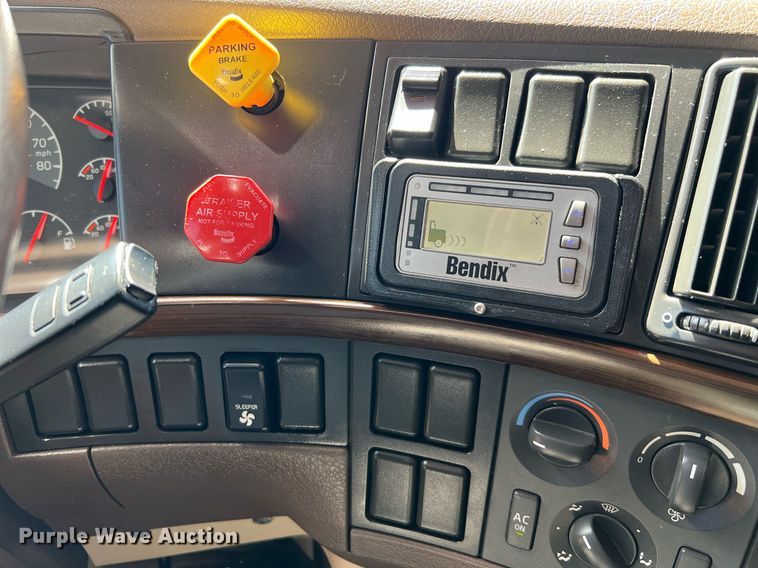 image for item DQ2223 2019 Volvo VN Series  semi truck