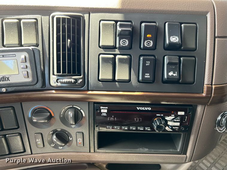 image for item DQ2223 2019 Volvo VN Series  semi truck