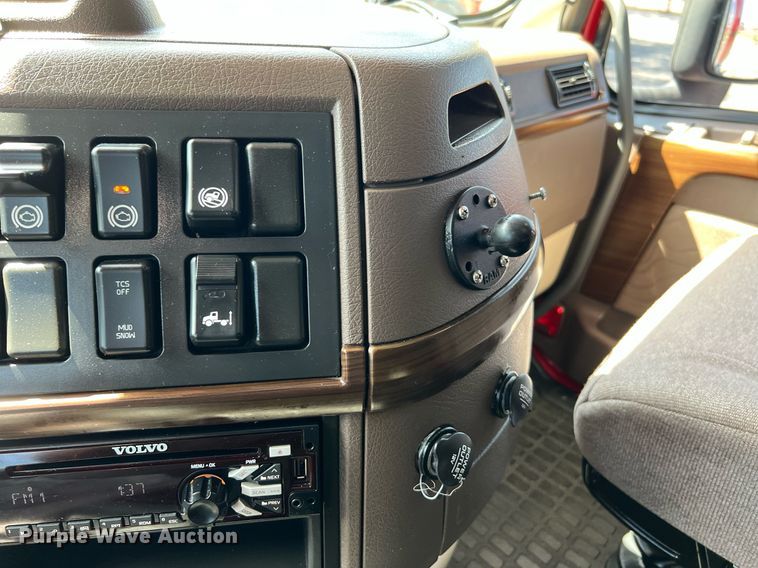 image for item DQ2223 2019 Volvo VN Series  semi truck