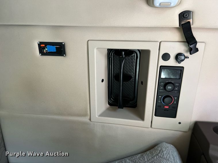 image for item DQ2223 2019 Volvo VN Series  semi truck