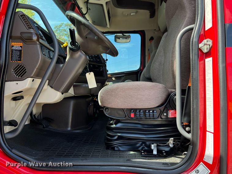 image for item DQ2224 2019 Volvo VN Series  semi truck