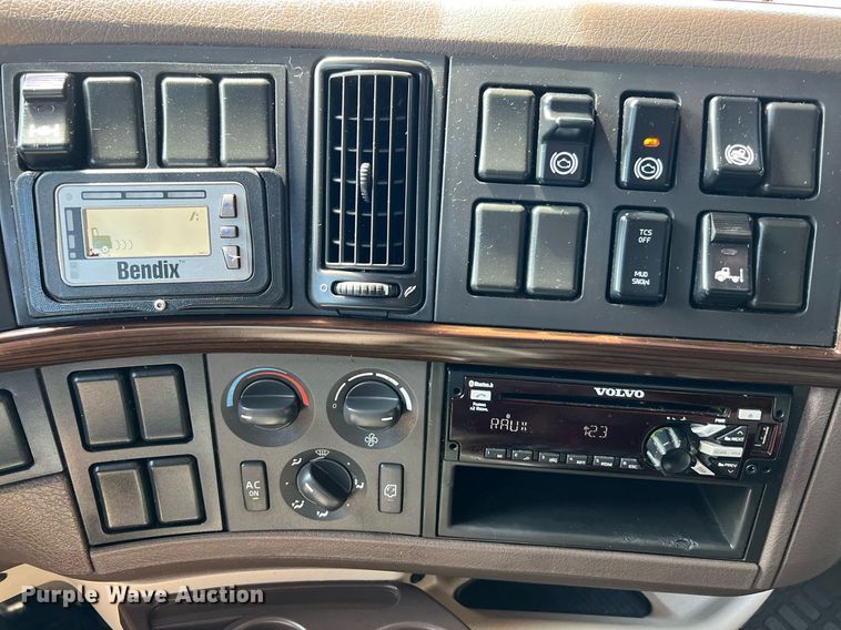 image for item DQ2224 2019 Volvo VN Series  semi truck